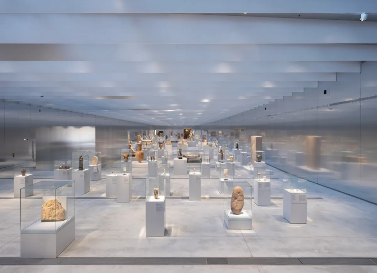 The Louvre-Lens Reopens its Flagship Galerie du Temps with a Brand-New Rehang 